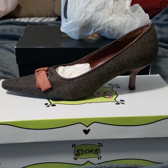 Short Heels - Picture 2 of 7